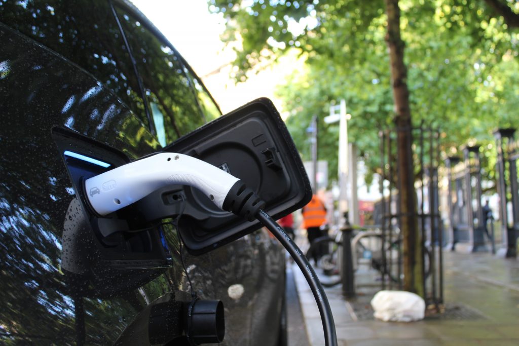 Sähköauto latauksessa